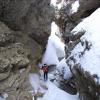 Marcheurs en raquettes dans une gorge enneigé